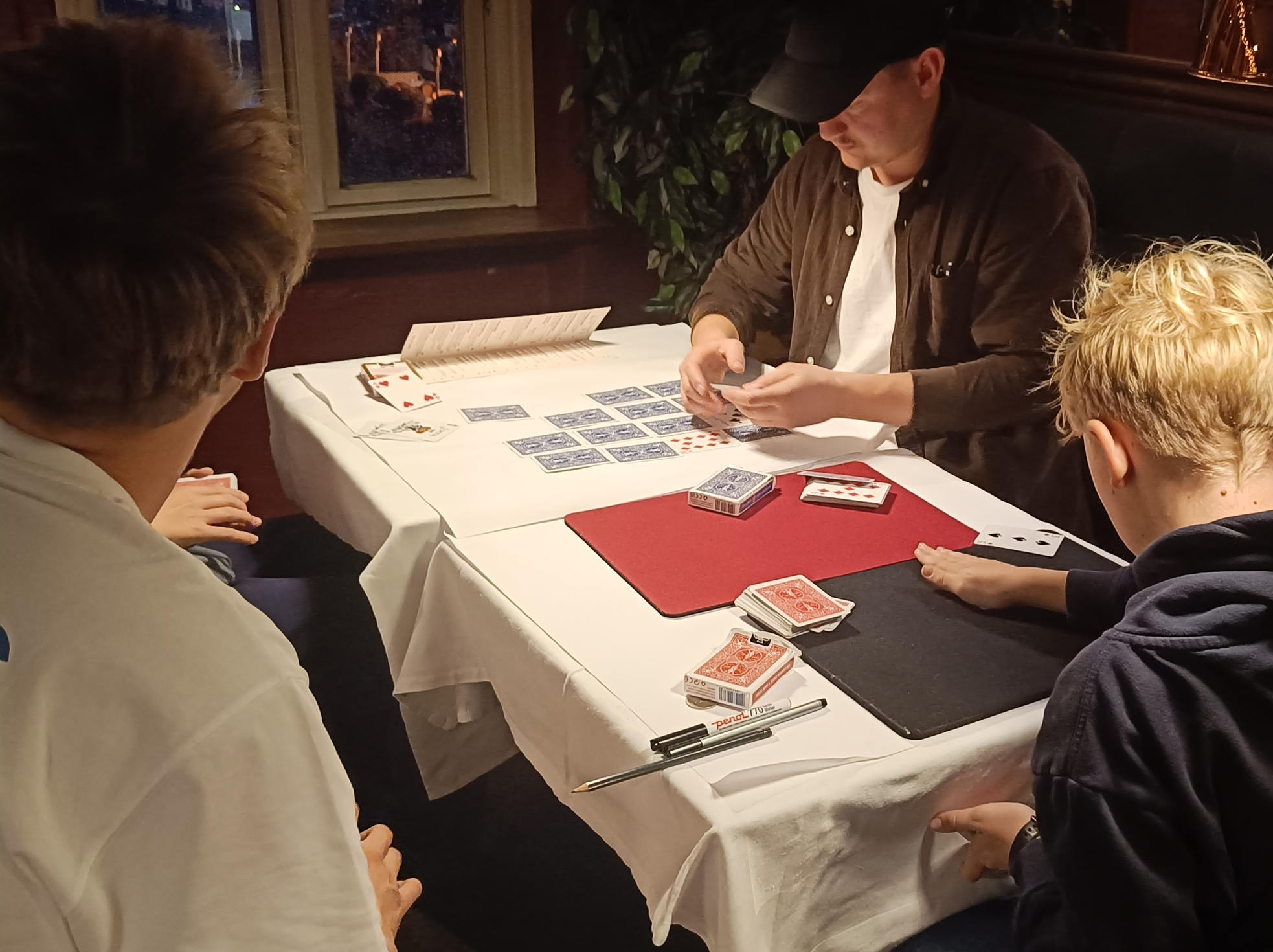 Mads Strange lærer fra sig i juniorklubben